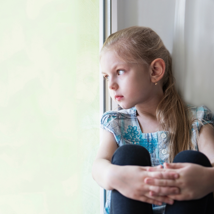Enfant seul pouvant recevoir l'aide de l'ASBL Peluche
