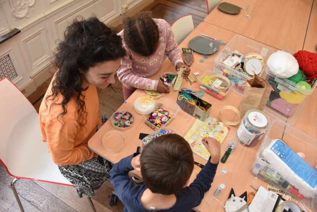 Volontaires de l'ASBL Peluche qui soutiennent des jeunes enfants